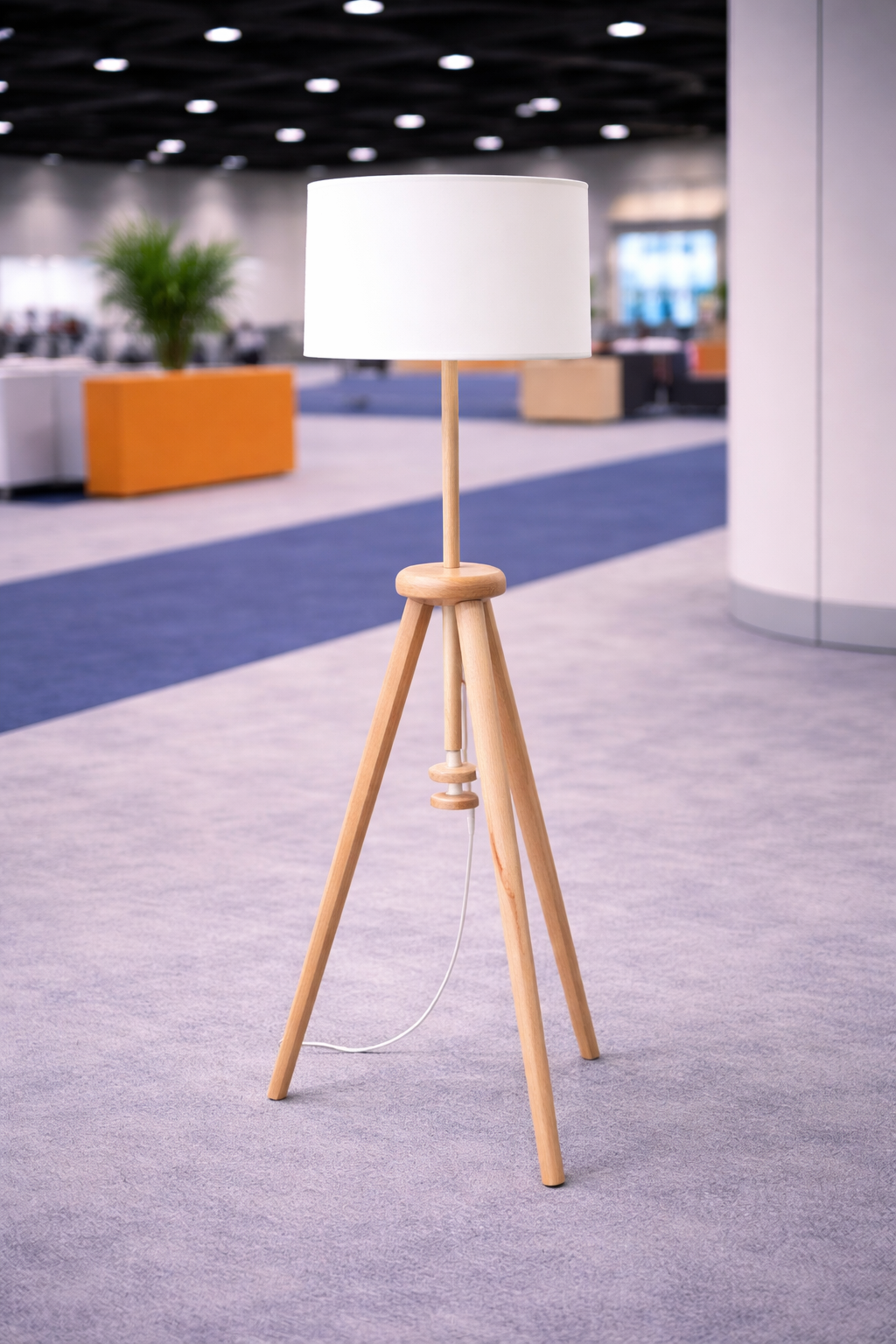 Tripod floor lamp for events