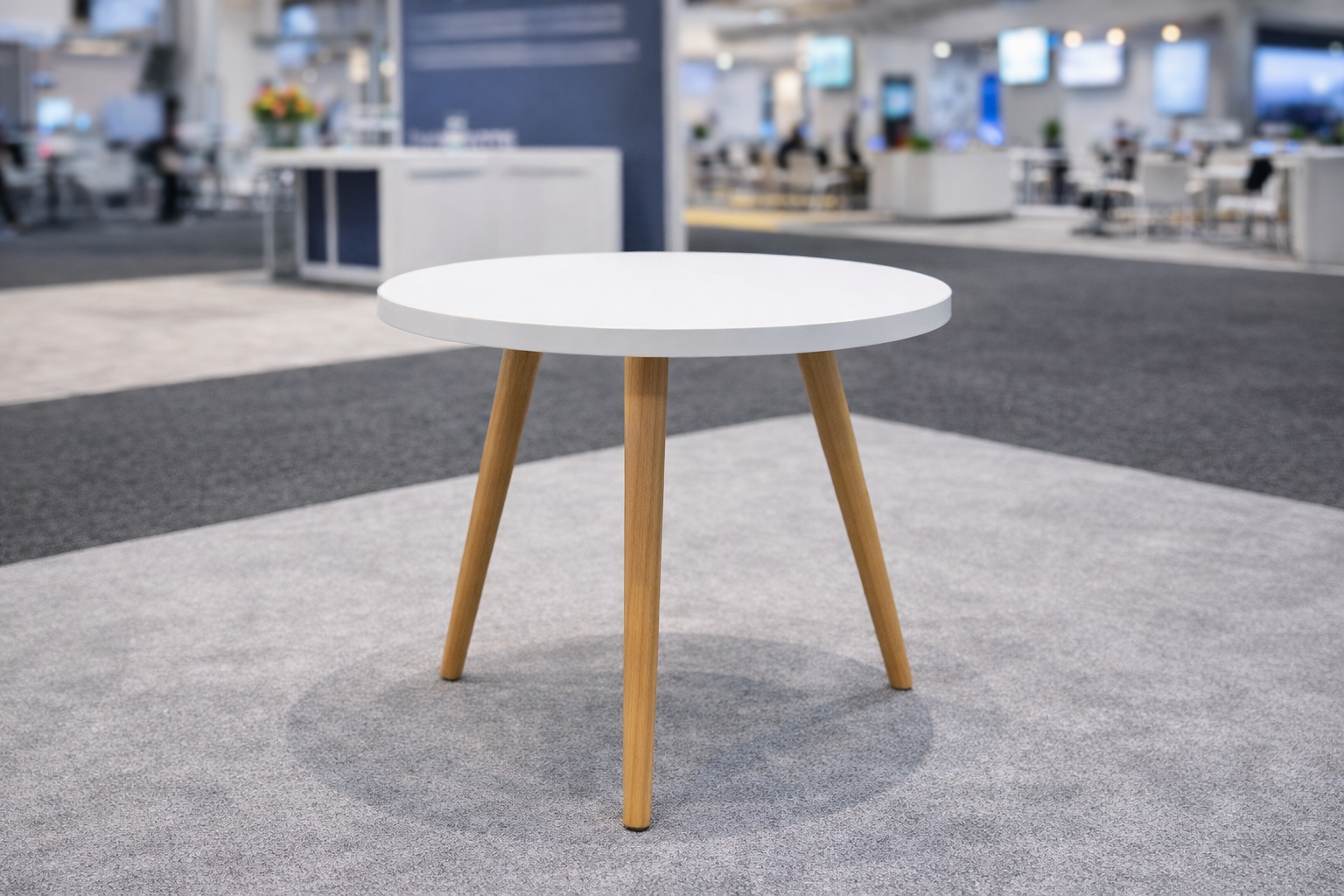 Round banquet table