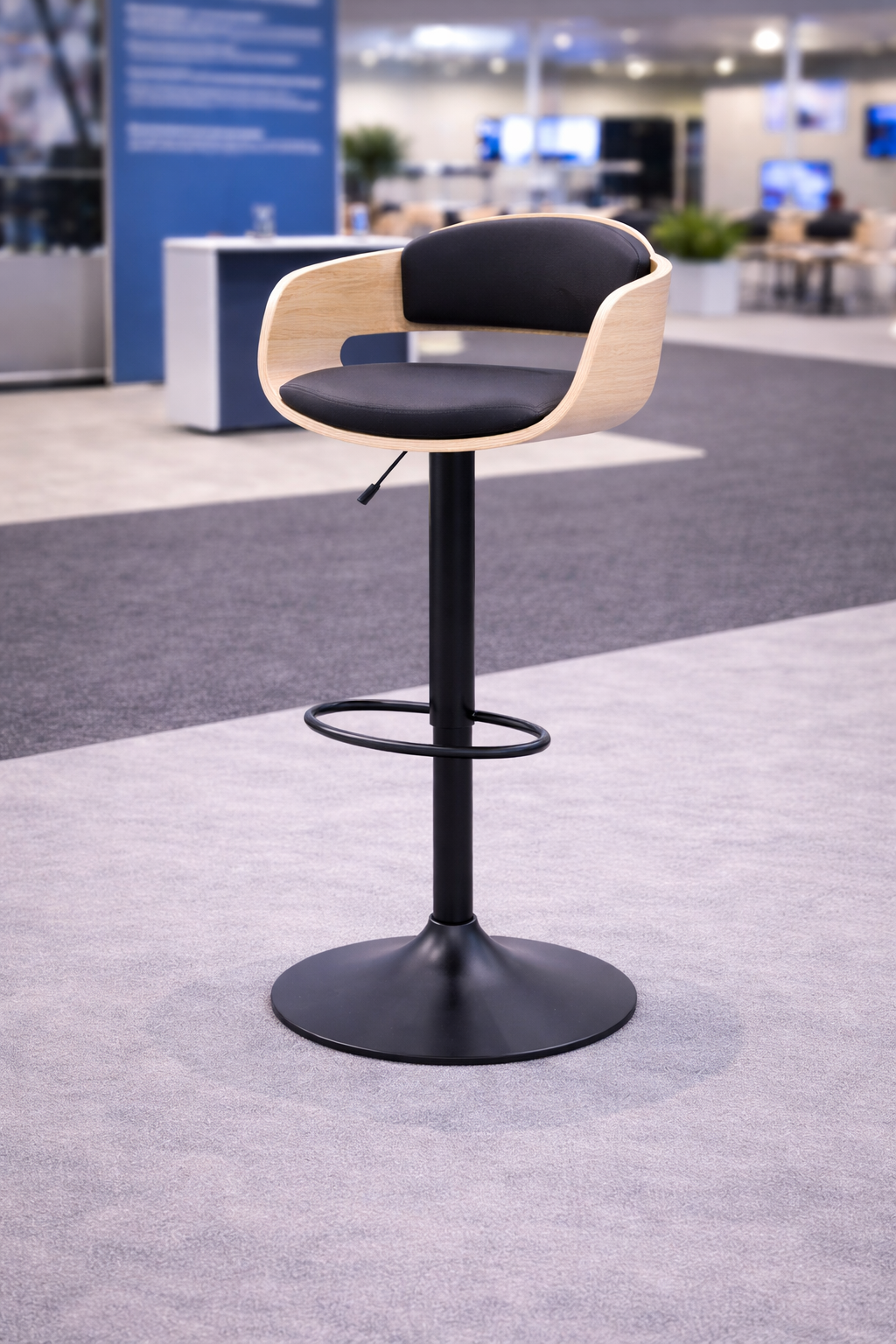 Adjustable stool for events